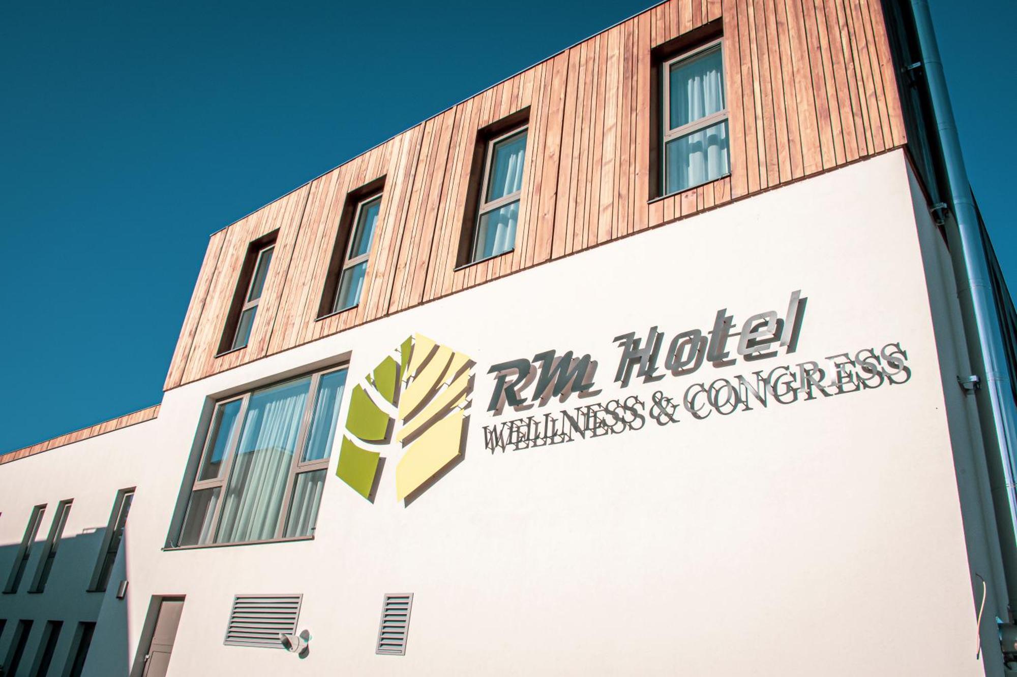 Rm Hotel Wellness & Congress Прьевидза Экстерьер фото