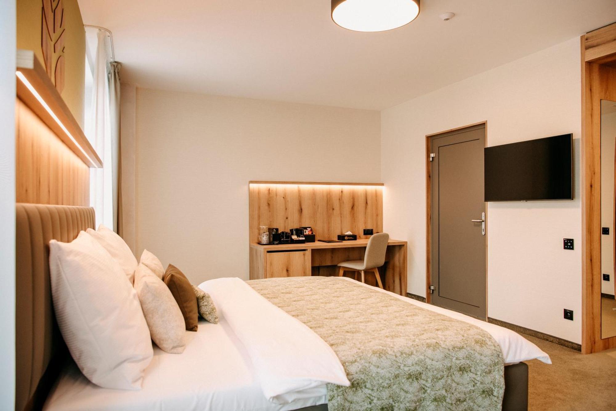 Rm Hotel Wellness & Congress Прьевидза Экстерьер фото