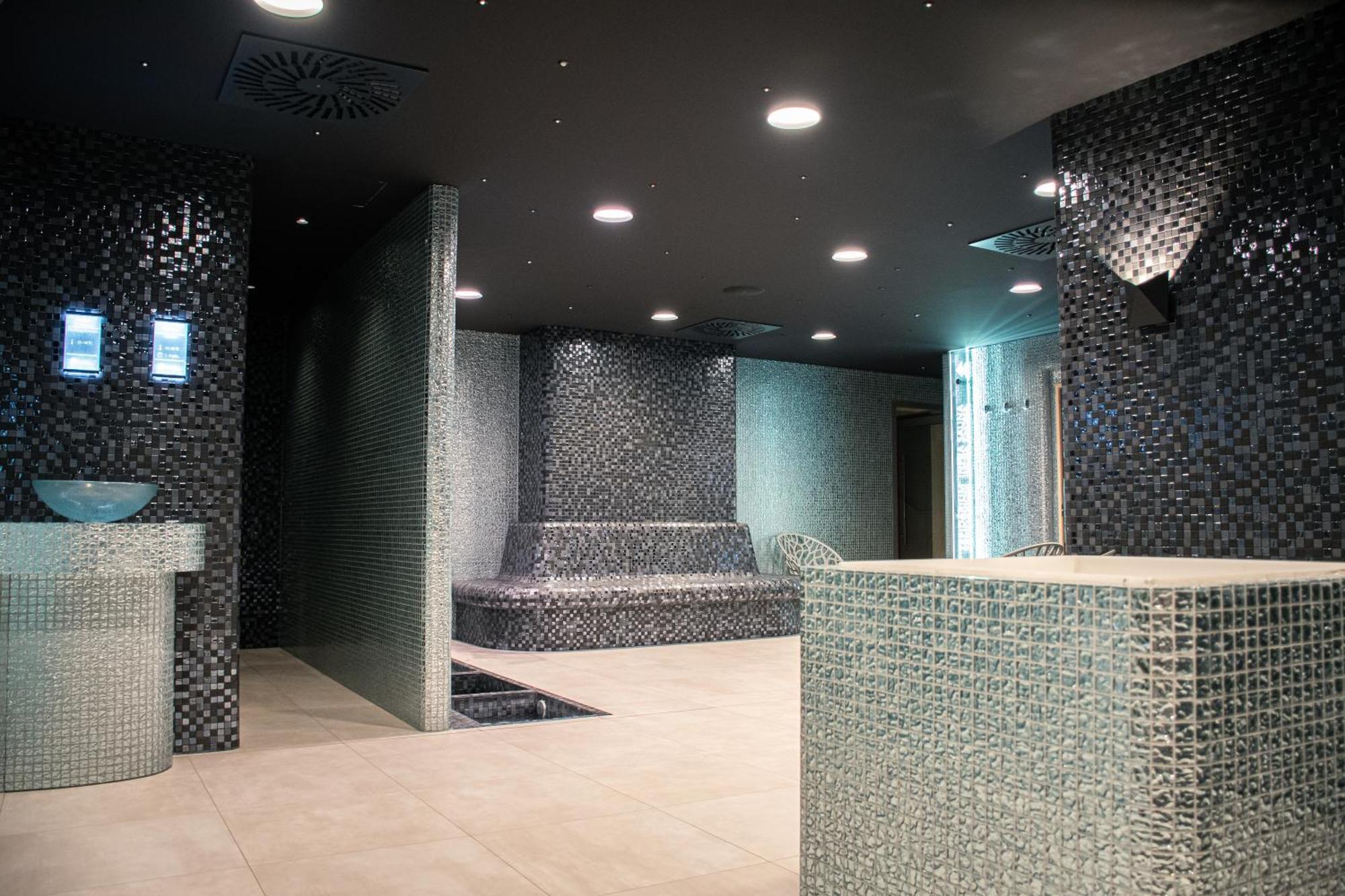 Rm Hotel Wellness & Congress Прьевидза Экстерьер фото