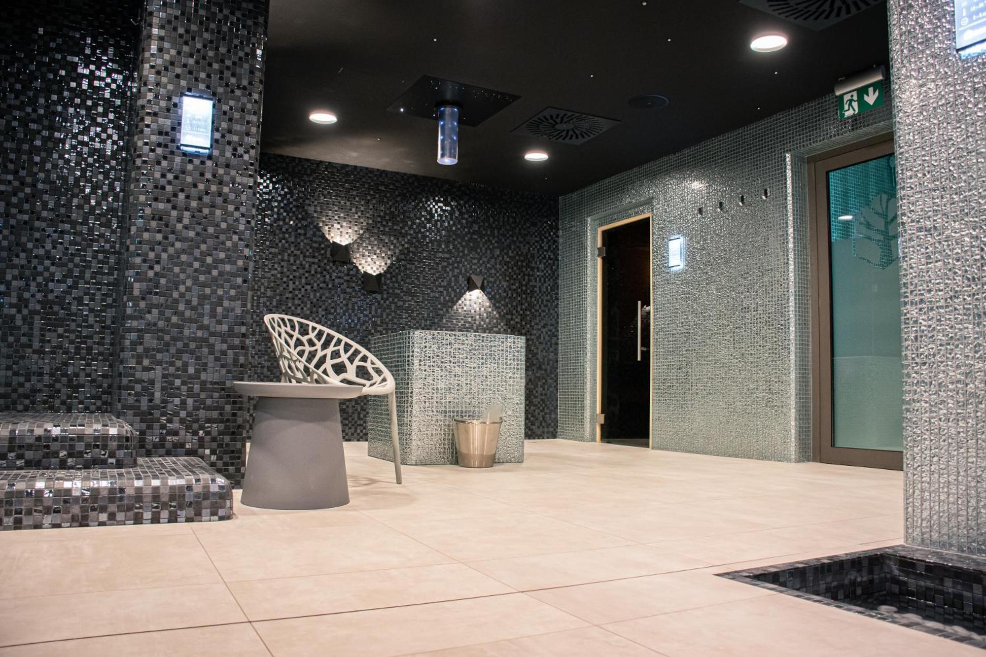 Rm Hotel Wellness & Congress Прьевидза Экстерьер фото
