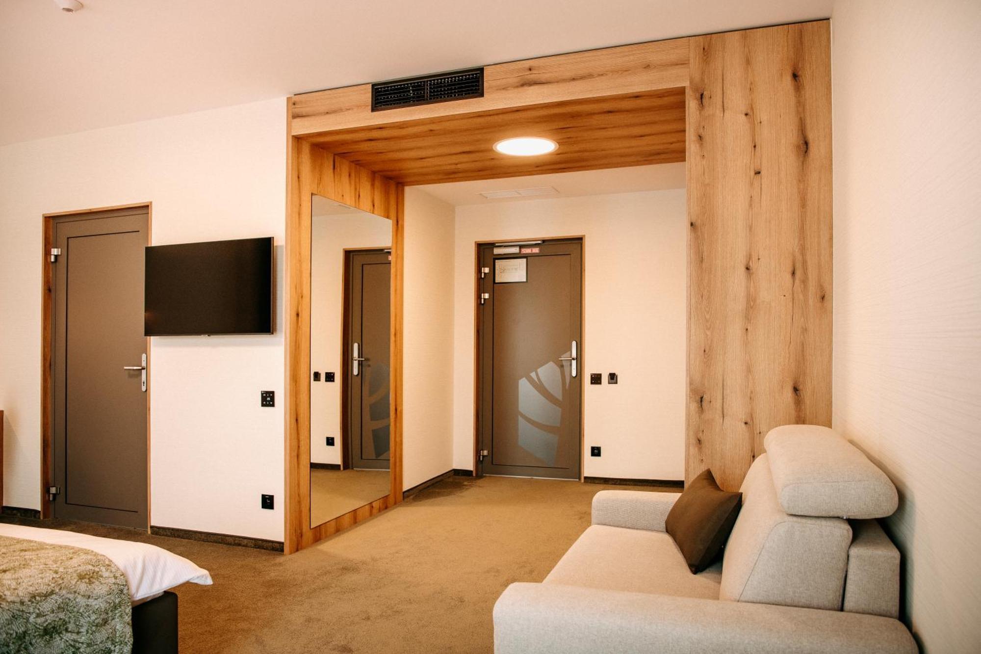 Rm Hotel Wellness & Congress Прьевидза Экстерьер фото