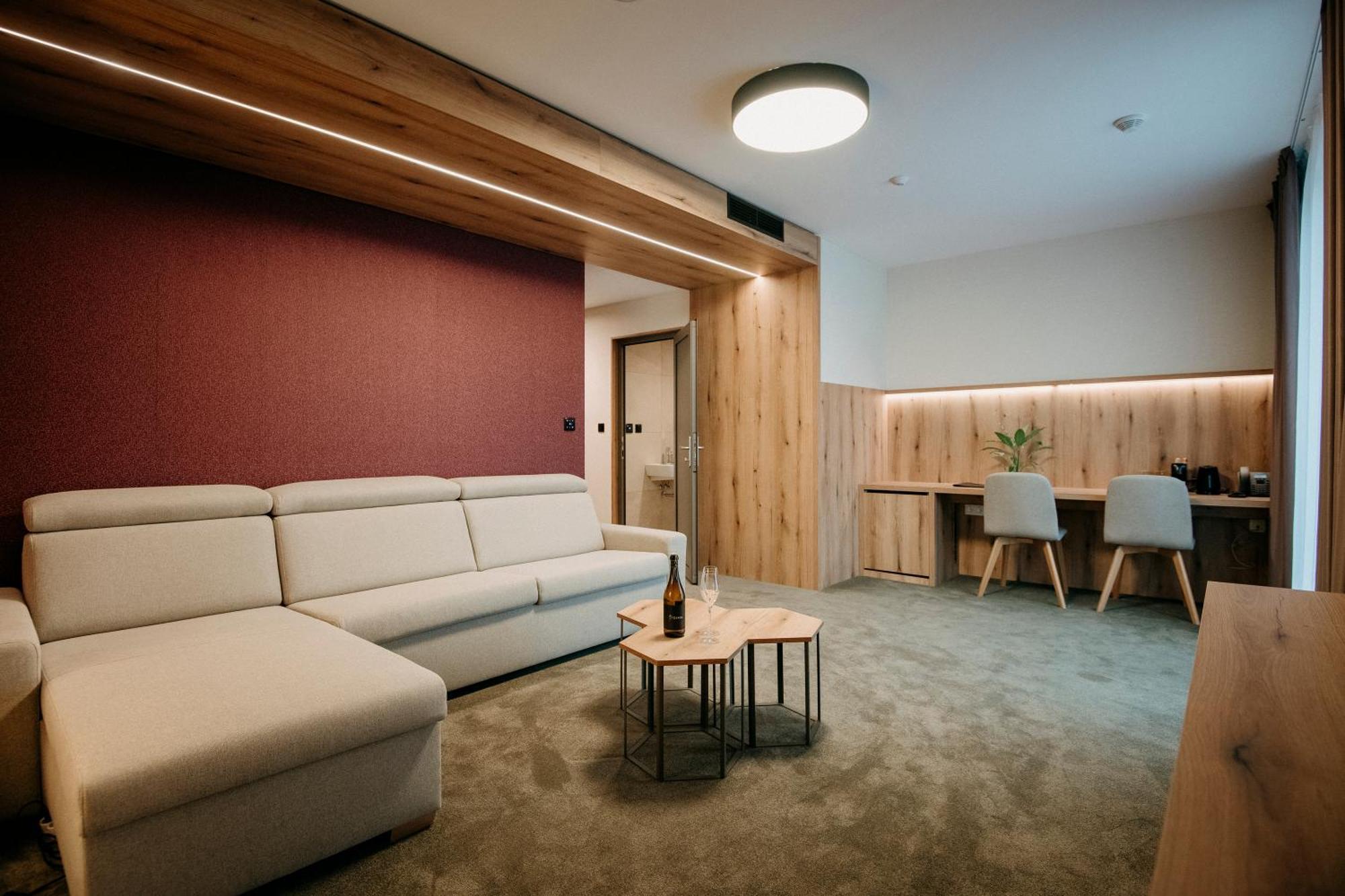 Rm Hotel Wellness & Congress Прьевидза Экстерьер фото