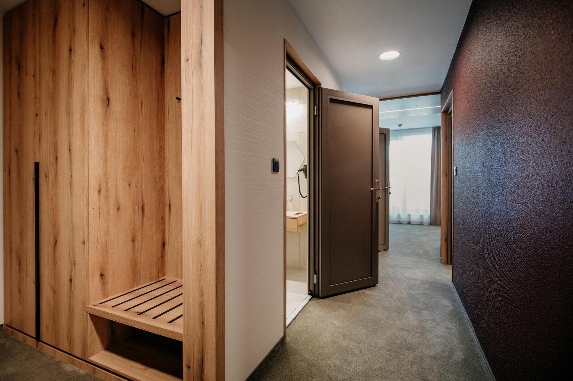 Rm Hotel Wellness & Congress Прьевидза Экстерьер фото