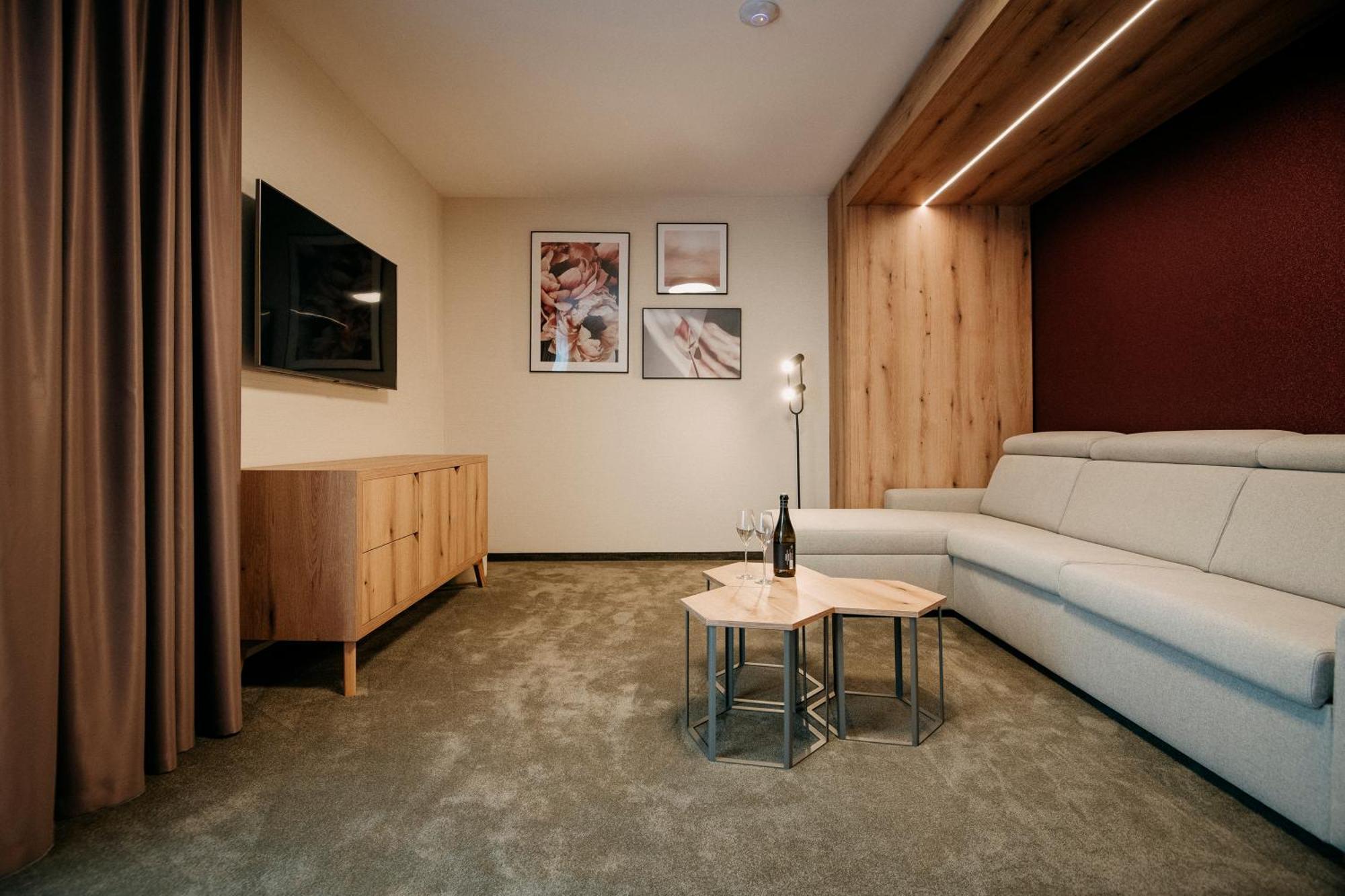 Rm Hotel Wellness & Congress Прьевидза Экстерьер фото