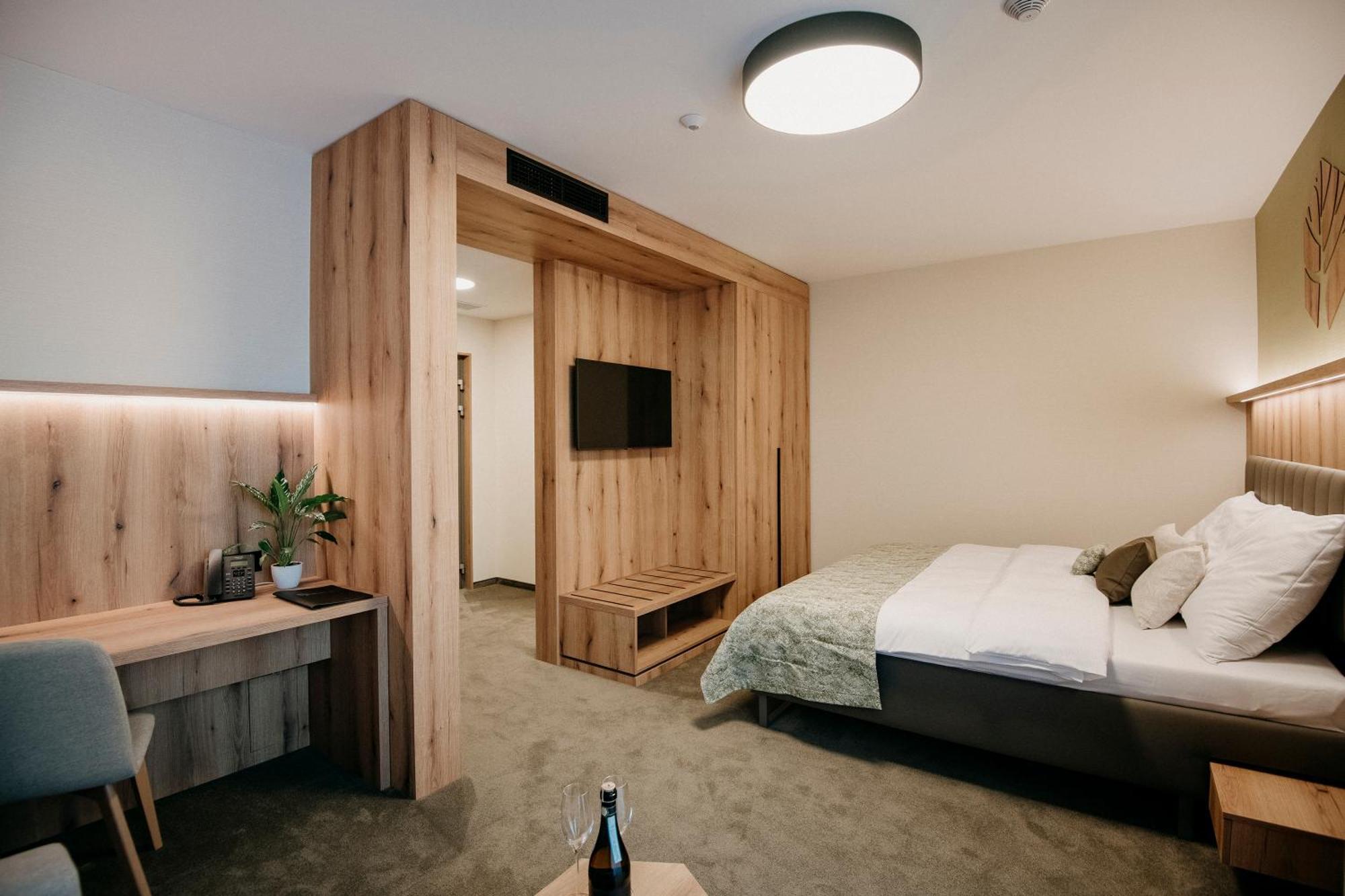 Rm Hotel Wellness & Congress Прьевидза Экстерьер фото