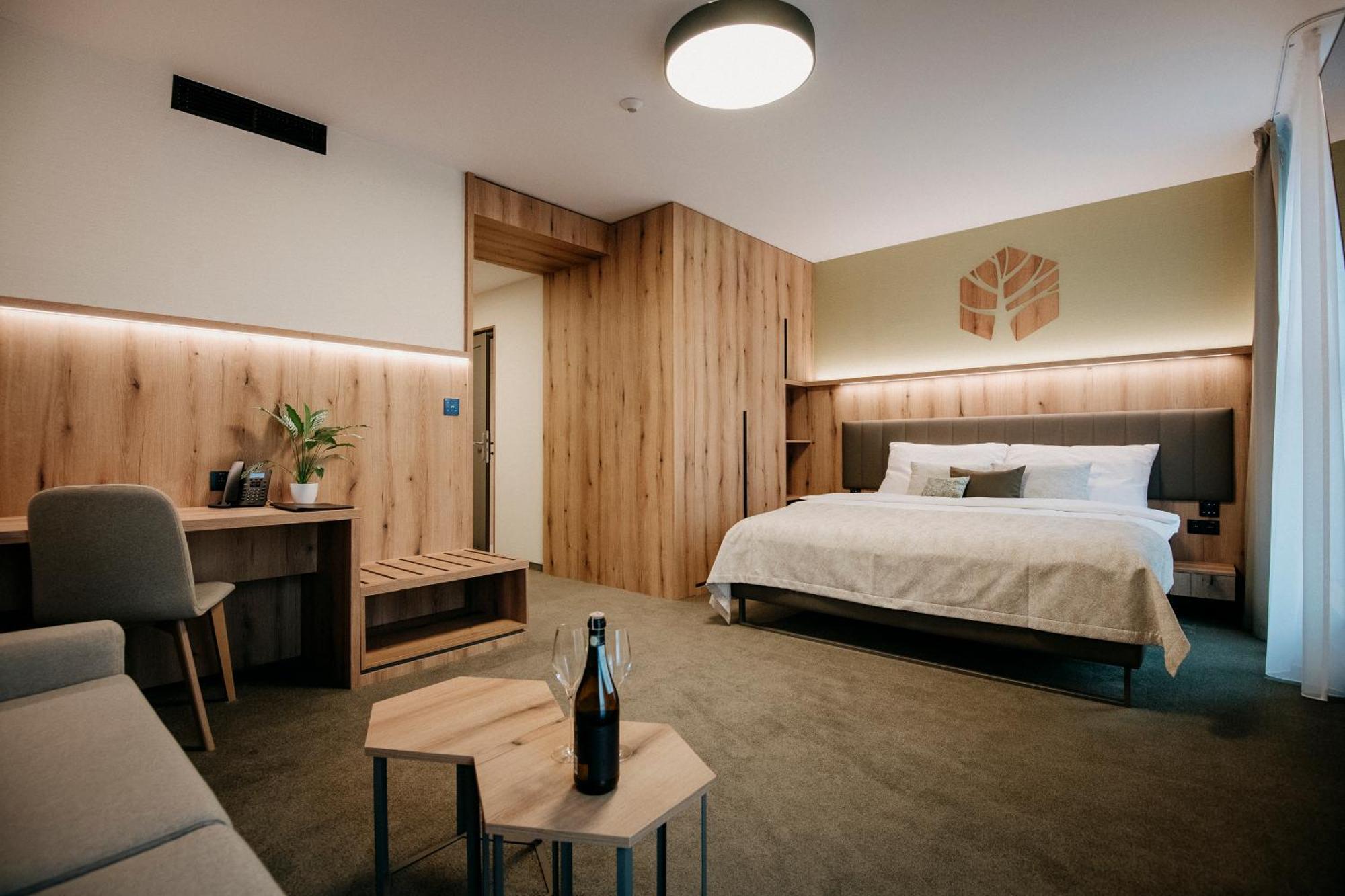Rm Hotel Wellness & Congress Прьевидза Экстерьер фото