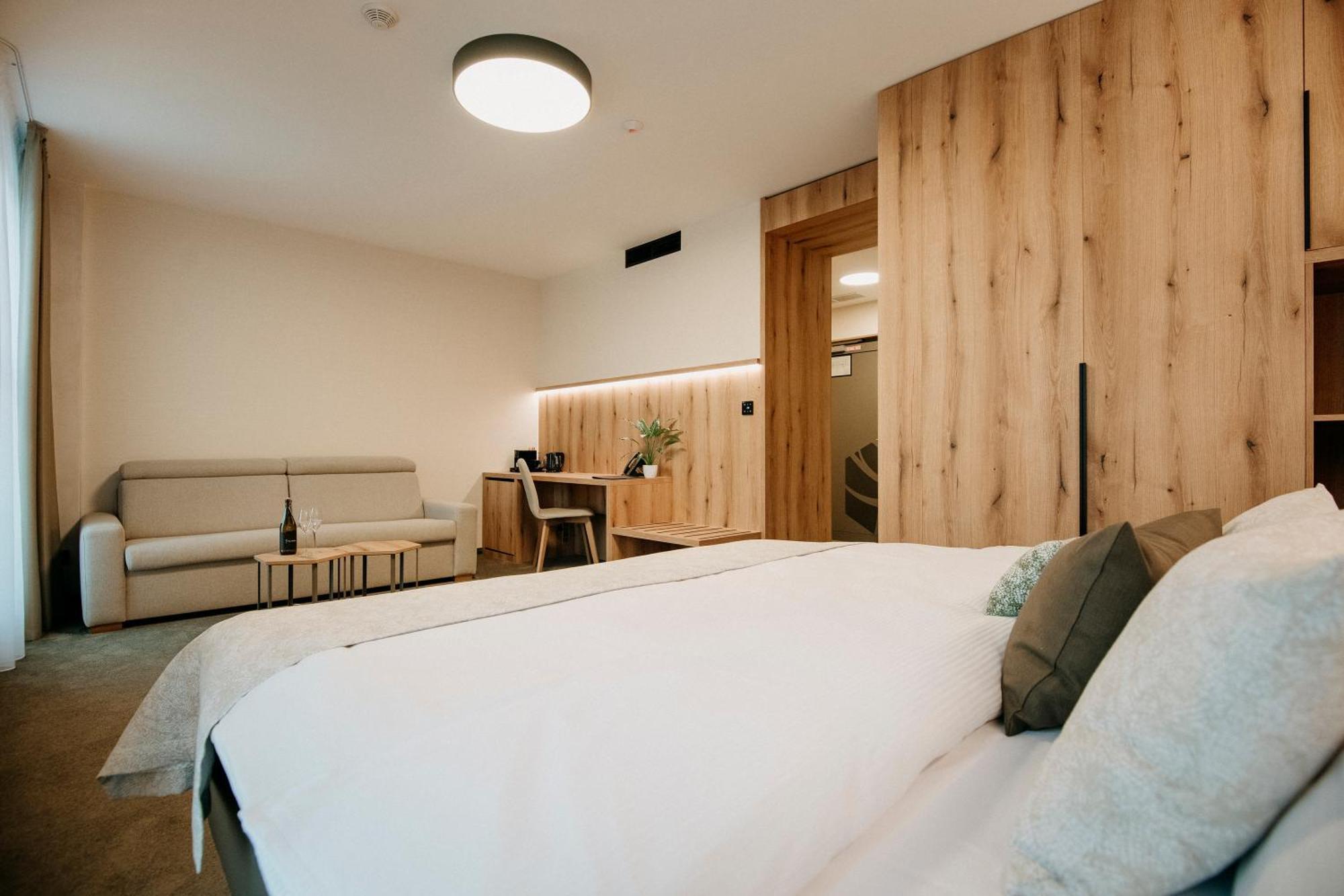 Rm Hotel Wellness & Congress Прьевидза Экстерьер фото