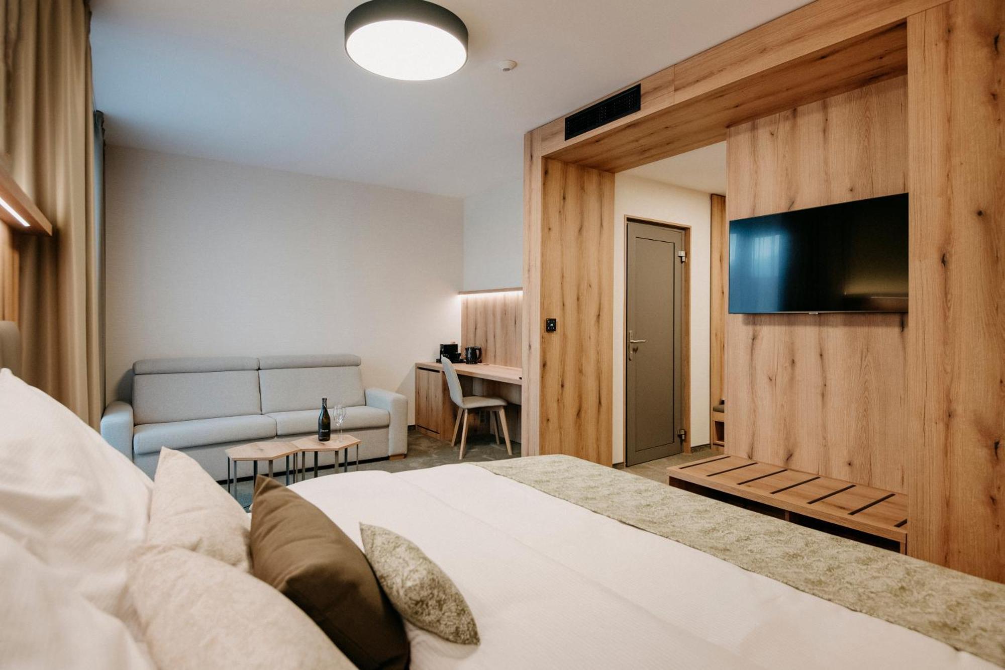 Rm Hotel Wellness & Congress Прьевидза Экстерьер фото
