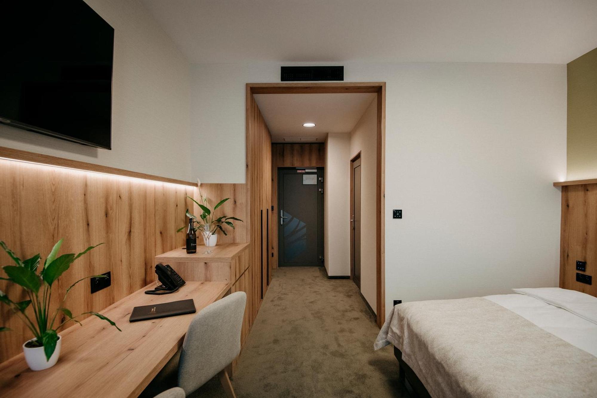 Rm Hotel Wellness & Congress Прьевидза Экстерьер фото