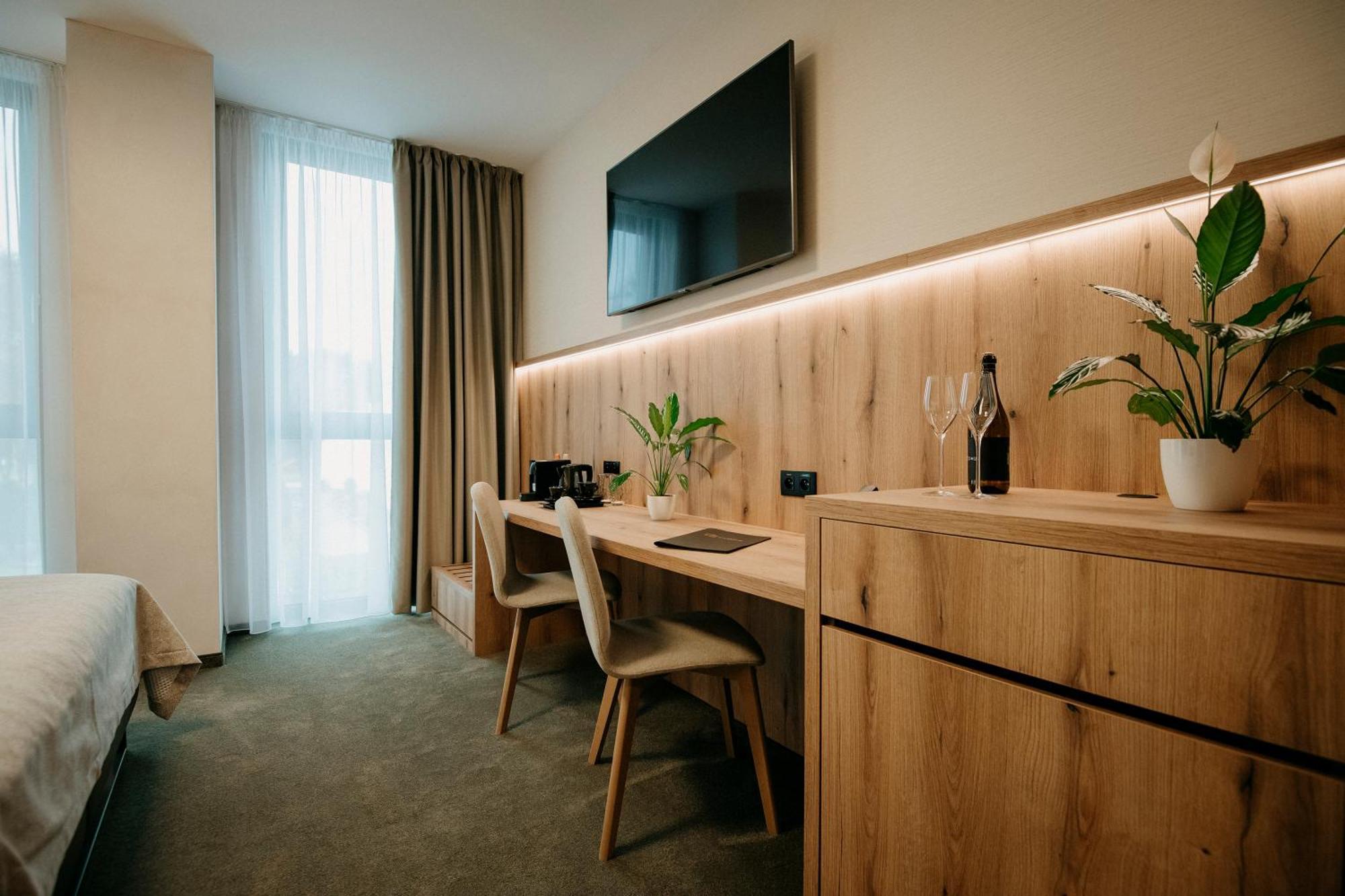 Rm Hotel Wellness & Congress Прьевидза Экстерьер фото